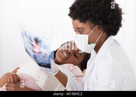 Close-up des dentistes et des patients à la recherche de dents du patient X-ray en clinique Banque D'Images