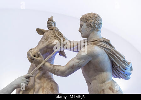 Naples. L'Italie. Taureau Farnèse (Toro Farnese), détail montrant Amphion ou Zethus, tenant le taureau par les cornes. Museo Archeologico Nazionale di Napoli. Banque D'Images