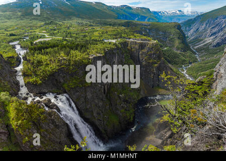 Voringfossen Cascade et le canyon de Mabodalen, Norvège, Scandinavie, également Voringsfossen, rugueux et panorama paysage avec plateau et montagne Banque D'Images