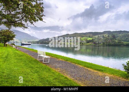 La promenade le long du fjord à Ulvik, Norvège, Scandinavie, Ulvikafjorden, comté de Hordaland, Hardangerfjord Banque D'Images