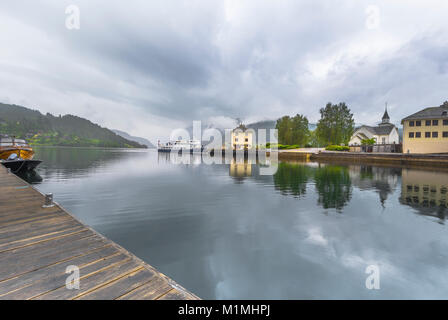Embarcadère de ferry et l'église de Ulvik, Norvège, Ulvikafjorden, comté de Hordaland, Wallonie, la réflexion dans le fjord Banque D'Images