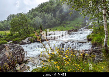 Tvindefossen cascade, près de Voss, Norvège, Scandinavie, appelé aussi Tvinnefossen Trollafossen ou Banque D'Images