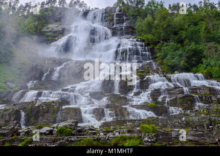 Tvindefossen cascade, près de Voss, Norvège, Scandinavie, appelé aussi Tvinnefossen Trollafossen ou Banque D'Images