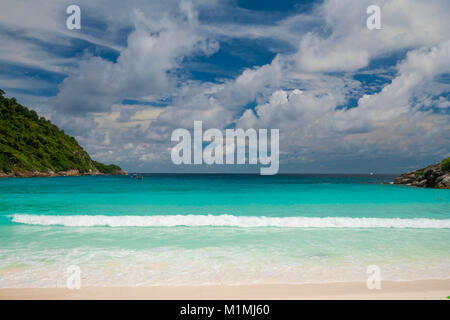 Un paradisaic vue de la plage de Batok Bay sur Ko Racha Yai. Racha Island est au large de la côte sud-est de Phuket, Thaïlande. Banque D'Images