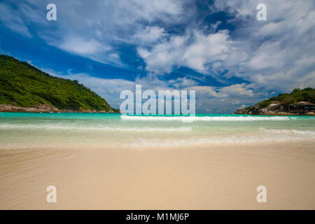 La belle plage de rêve de Siam Bay, flanquée de collines, sur Ko Racha Yai. Racha Island est au large de la côte sud-est de Phuket, Thaïlande. Banque D'Images