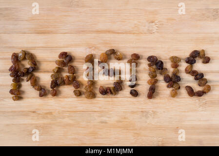 Tas de raisins disposés à faire RAISINS mot. Une alimentation saine notion Banque D'Images