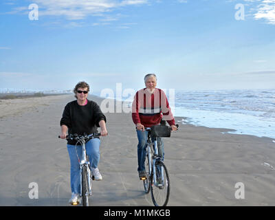 Couple actif vélo sur Mustang Island, Corpus Christi, Texas, États-Unis Banque D'Images