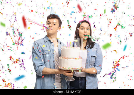 Les adolescents avec un gâteau d'anniversaire et cornes parti isolé sur fond blanc Banque D'Images