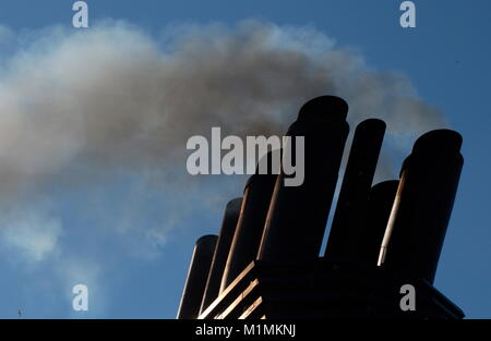 AJAXNETPHOTO. En mer, MANCHE. - Les ÉMISSIONS D'ÉCHAPPEMENT DE FUMÉE D'ÉCHAPPEMENT - MOTEUR DIESEL À PARTIR D'UN ENTONNOIR DU NAVIRE. PHOTO:JONATHAN EASTLAND/AJAX REF:D61004 1084 Banque D'Images