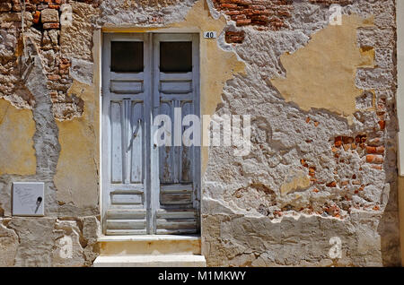 Weathered extérieur de maison ancienne, Sardaigne, Italie Banque D'Images
