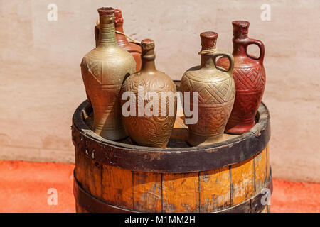 Veine antique debout sur un baril en bouteilles. Vin antique. Banque D'Images