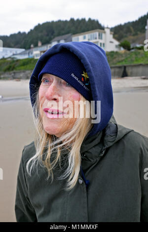 Une femme âgée sur une plage solitaire le long de la côte du Pacifique dans l'Oregon près de la ville de Depoe Bay (Oregon) Banque D'Images