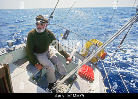 Romancier et écrivain Donald Hamilton, auteur de romans policiers le Matt Helm, sur son yacht, Kathleen dans le Gulf Stream près de Miami, Floride Banque D'Images