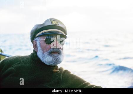 Romancier et écrivain Donald Hamilton, auteur de romans policiers le Matt Helm, sur son yacht, Kathleen dans le Gulf Stream près de Miami, Floride Banque D'Images