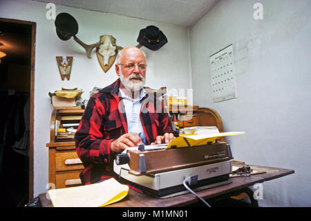 Romancier et écrivain Donald Hamilton, dans son petit studio d'écriture adobe, à son domicile de Santa Fe, Nouveau Mexique Banque D'Images