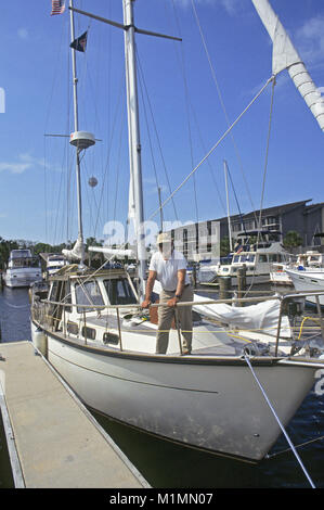 Romancier et écrivain Donald Hamilton, auteur de romans policiers le Matt Helm, sur son yacht Kathleen, lors d'une petite marina, près de Saint Augustine, Floride Banque D'Images