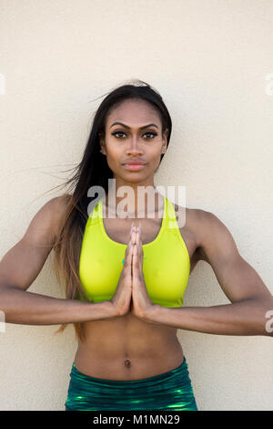 Young African American Woman in a yoga pose en Californie. Photo par Francis Specker Banque D'Images