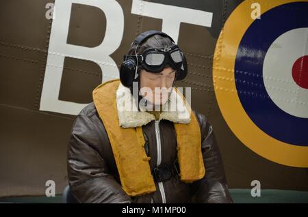 Mannequin grandeur nature de James May habillé en pilote de la RAF, à partir de la série de la BBC sur l'affichage Histoires de jouets au Musée de la RAF à Cosford Banque D'Images