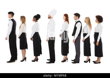 Personnel du Restaurant multiraciale Standing In Row Over White Background Banque D'Images