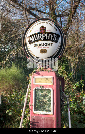 Une vieille pompe à essence désaffectée, l'affichage de la publicité, murphys Beara, comté de Kerry, Irlande - John Gollop Banque D'Images