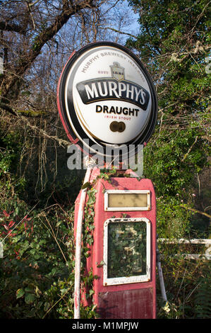 Une vieille pompe à essence désaffectée, l'affichage de la publicité, murphys Beara, comté de Kerry, Irlande - John Gollop Banque D'Images