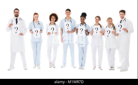 Groupe de médecins multiraciale d'Interrogation Holding Sign In front of White Background Banque D'Images