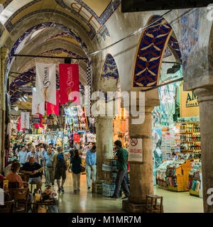 ISTANBUL, TURQUIE - 12 juillet 2017 : Grand Bazar à Istanbul, Turquie. Vue de l'intérieur du Grand Bazar Banque D'Images