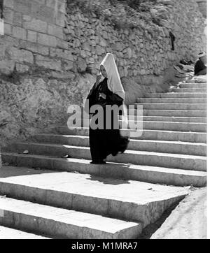 Femme musulmane portant une coiffe en Palestine 1940 Shatweh Banque D'Images