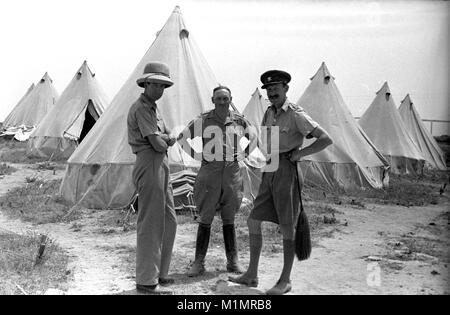 Officiers de l'armée britannique soldats debout à côté de tentes en Palestine 1940 Banque D'Images