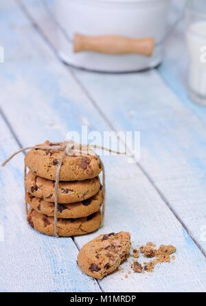 Des piles de cookies aux pépites de chocolat fait maison sur table en bois Banque D'Images