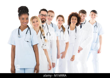 Heureux avec l'équipe médicale dans la rangée du stéthoscope Banque D'Images