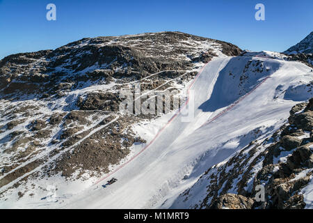 Une piste de ski dans la région de la Bernina et le pics de montagne glacier Diavolezza, près de Saint-Moritz, en Suisse, l'Europe. Banque D'Images