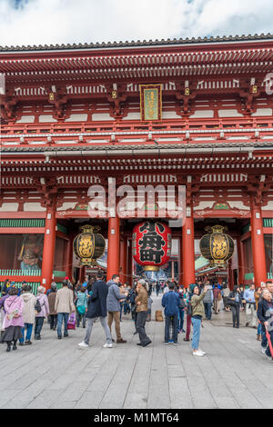 Les touristes et les personnes bénéficiant de locaux et d'avoir plaisir à faire vos autoportraits en face de Chochin lanterne de Hozomon porte de Temple Senso-ji. Asakusa, Tokyo, Japon Banque D'Images