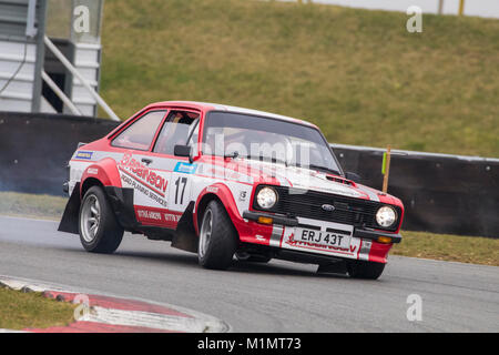 Ford Escort RS 2500 avec Stephen Tilburn Pilote et co-pilote Jack Tilburn à la Motorsport News Rally Championship, Circuit de Snetterton, Norfolk, Royaume-Uni. Banque D'Images