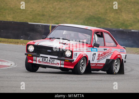 Ford Escort RS 2500 avec Stephen Tilburn Pilote et co-pilote Jack Tilburn à la Motorsport News Rally Championship, Circuit de Snetterton, Norfolk, Royaume-Uni. Banque D'Images