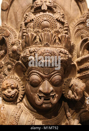 Dvarapala, gardien d'un Temple. Sculpture en bois sculpté, 16ème-17ème siècles. Le Kerala, au sud de l'Inde. Artiste inconnu. Détail de la face. Banque D'Images