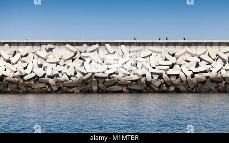 Mur brise-lames faites de blocs de béton, structure pour la protection de l'orifice interne Banque D'Images