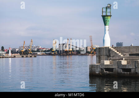 La tour phare vert et blanc dans le port de Burgas, côte de la mer Noire, Bulgarie Banque D'Images