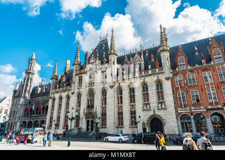 Bruges, Belgique - 31 août 2017 : Le Provinciaal Hof (Province) de la Cour et de l'HISTORIUM BRUGES, sur la place du marché de Bruges avec les gens autour de Banque D'Images