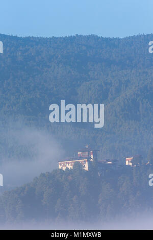 Jakar, Bumthang, Bhoutan. Jakar Dzong (Monastère/Forteresse) tôt le matin, le brouillard. Banque D'Images