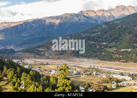 Jakar, Bumthang, Bhoutan. Regardant vers le bas sur la piste de l'aéroport de Jakar du Jakar Dzong. Banque D'Images