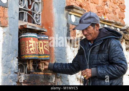 Bumthang, Bhoutan. Tourner les roues à l'homme de prière Jambey Lhakhang temple et monastère, près de Jakar. Banque D'Images