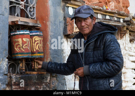 Bumthang, Bhoutan. Tourner les roues à l'homme de prière Jambey Lhakhang temple et monastère, près de Jakar. Banque D'Images