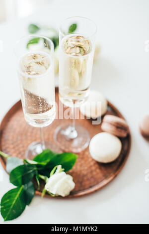 Champagne de luxe fête de mariage avec des roses blanches et macaron d Banque D'Images