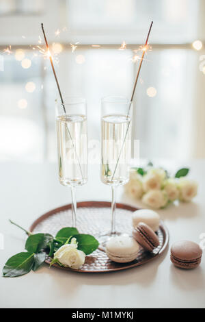 Champagne de luxe fête de mariage avec des roses blanches et macaron d Banque D'Images