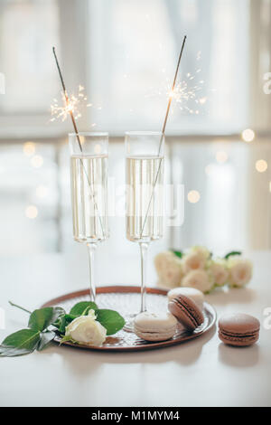 Champagne de luxe fête de mariage avec des roses blanches et macaron d Banque D'Images