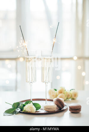 Champagne de luxe fête de mariage avec des roses blanches et macaron d Banque D'Images