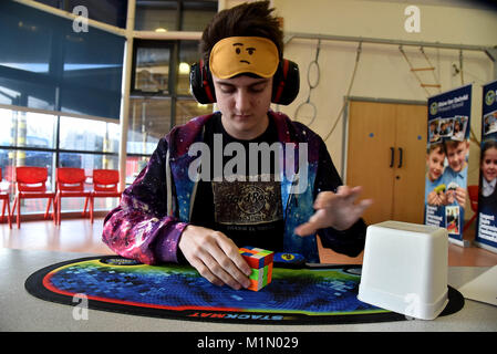 Syr Dafydd * plusieurs autres calvaires parsèment l'école primaire, Oakdale, a accueilli le premier hôte Welsh Open Championnats du Rubik's Cube. Organisé par l'Organisation mondiale de l'Association Cube Banque D'Images