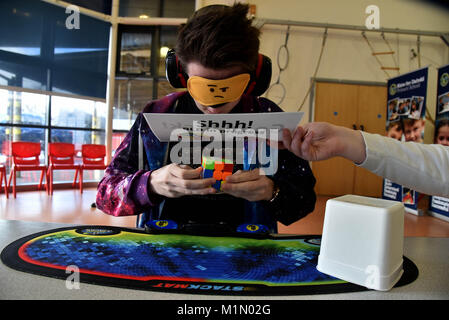 Syr Dafydd * plusieurs autres calvaires parsèment l'école primaire, Oakdale, a accueilli le premier hôte Welsh Open Championnats du Rubik's Cube. Organisé par l'Organisation mondiale de l'Association Cube Banque D'Images