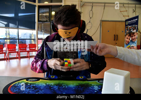 Syr Dafydd * plusieurs autres calvaires parsèment l'école primaire, Oakdale, a accueilli le premier hôte Welsh Open Championnats du Rubik's Cube. Organisé par l'Organisation mondiale de l'Association Cube Banque D'Images